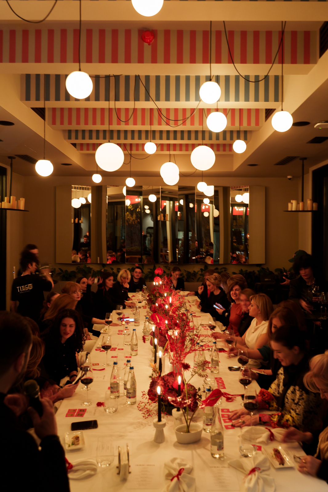 Gala dinner tablescape with layered florals and candlelight